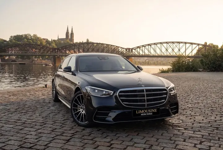 Mercedes-Benz třídy S na nábřeží Vltavy při západu slunce