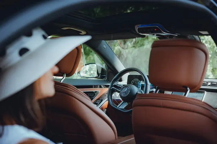 Cestující v zadní části Mercedes-Benz třídy S