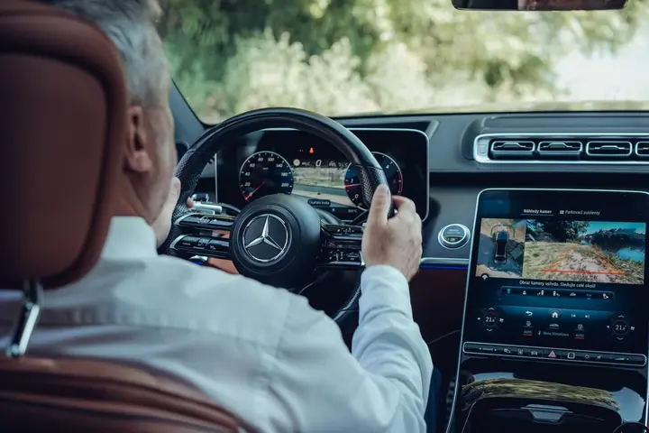 Řidič za volantem Mercedes-Benz třídy S