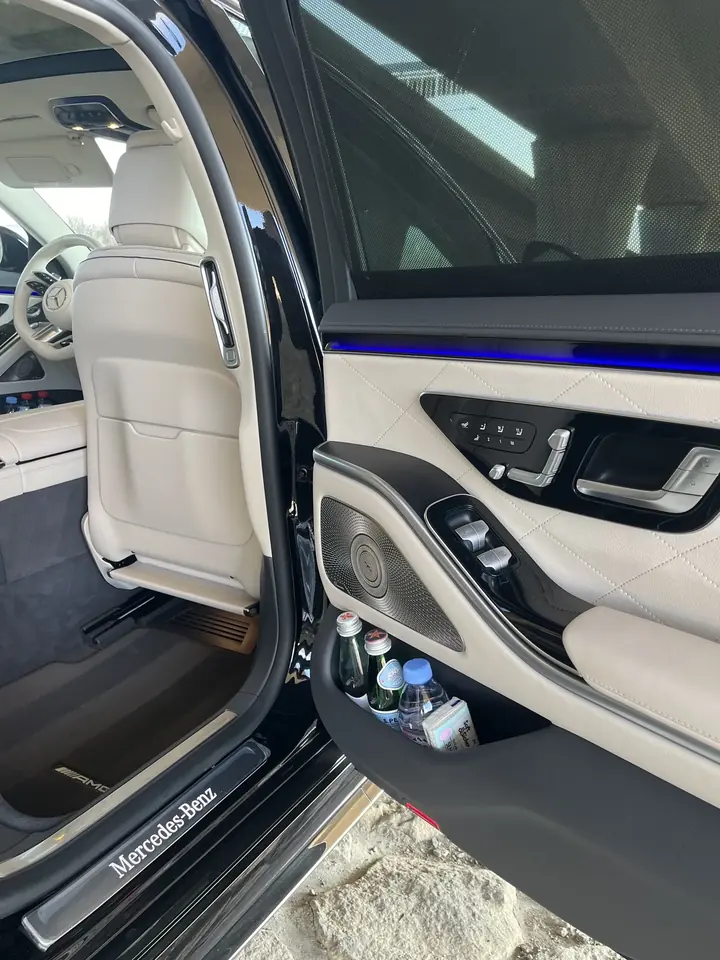 Nástup do Mercedes-Benz třídy S se světlým interiérem