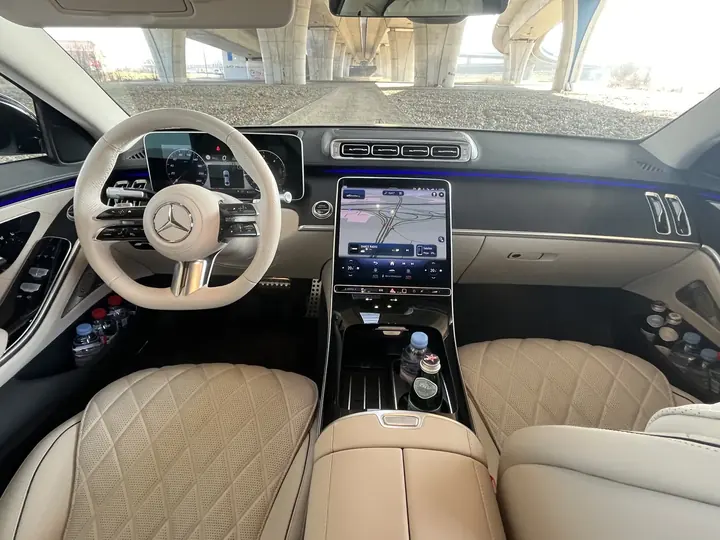 Palubní deska a volant Mercedes-Benz třídy S