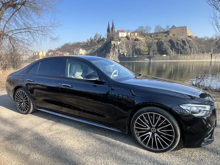 Mercedes-Benz třídy S na břehu řeky pod hradem