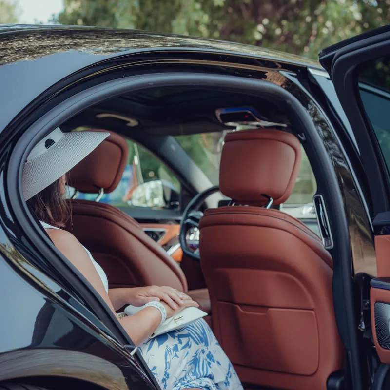 Klientka nastupuje do vozu Mercedes-Benz