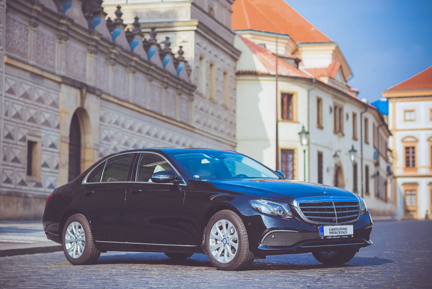 černý Mercedes-Benz E-class na Pražském Hradě určený k pronájmu s řidičem